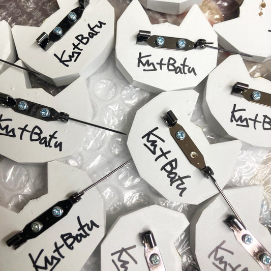 聯乘系列-木雕巴夫招財貓襟章