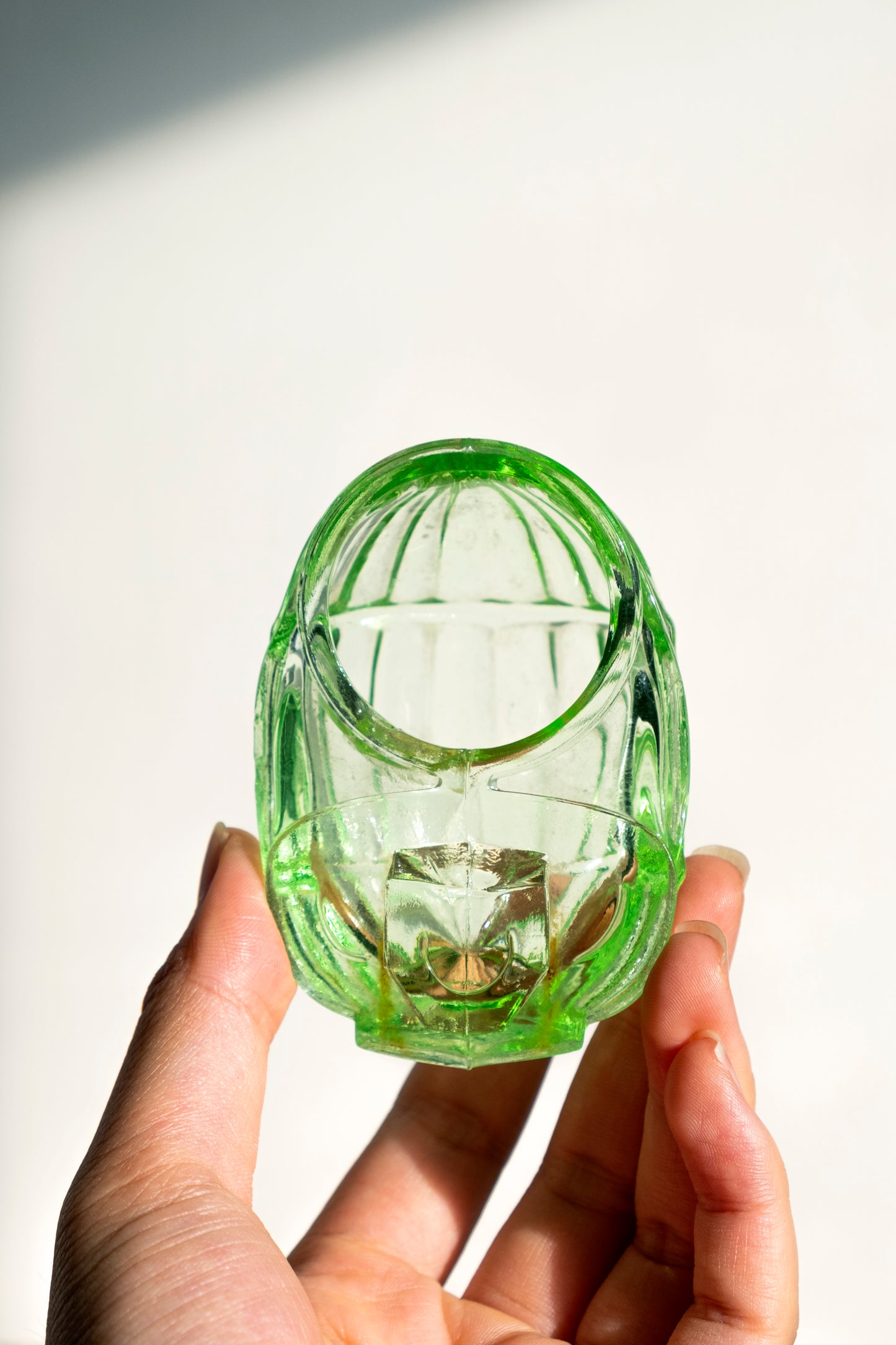 瑩光綠玻璃雀鳥飲水器