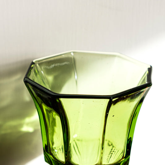 綠色高腳玻璃杯