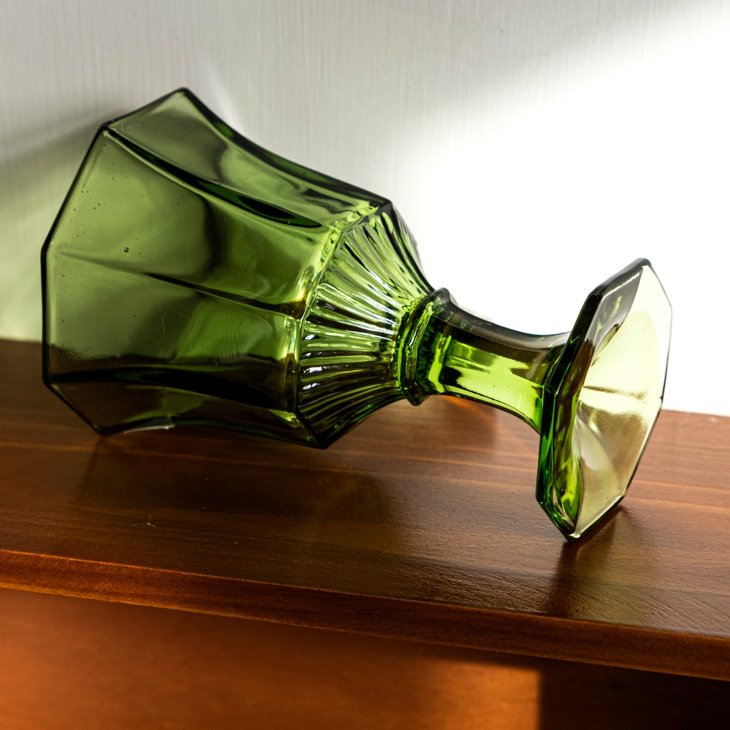綠色高腳玻璃杯